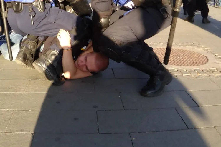 Suporterii U Cluj s-au BĂTUT cu jandarmii în centrul Clujului - VIDEO