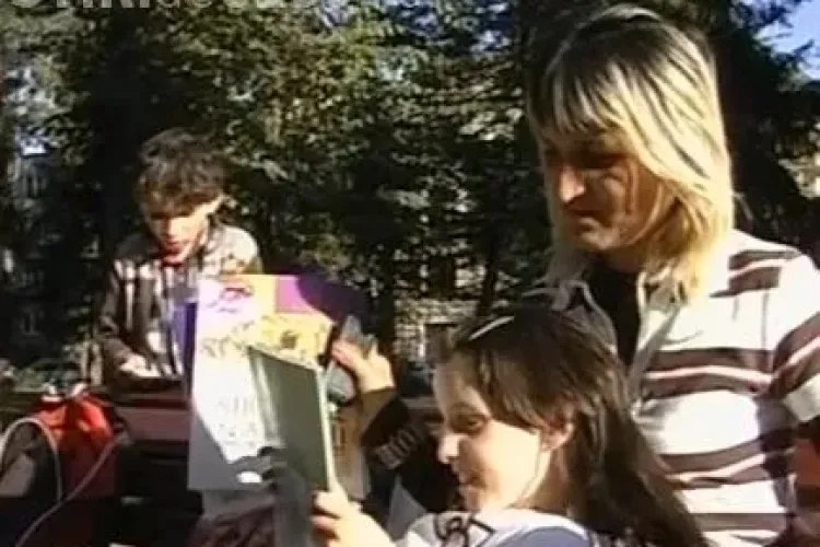 Un personaj controversat al Clujului a sărit în ajutorul mămicii care doarme cu doi copii în Parcul Central