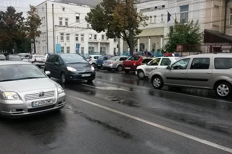 Accident pe strada George Coșbuc! Un bărbat a ieșit de la AJOFM și a fost călcat de o mașină - FOTO