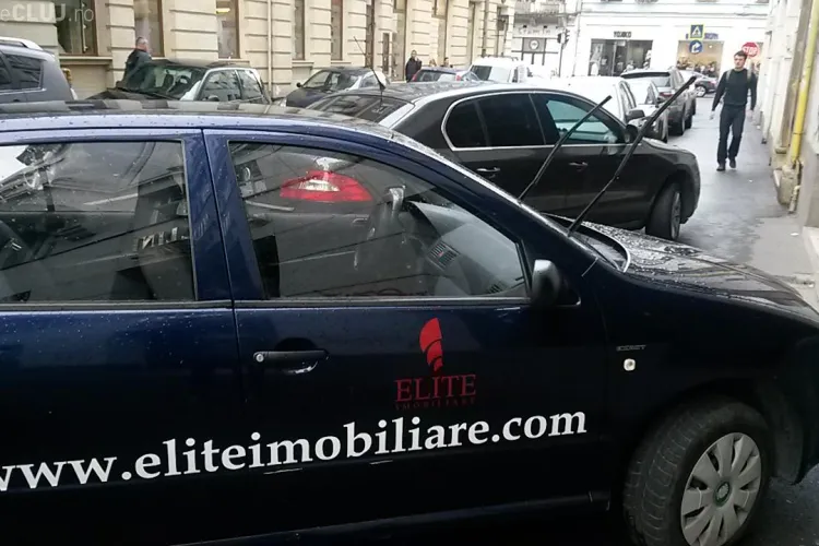 A blocat trotuarul din centrul Clujului ore în șir - FOTO