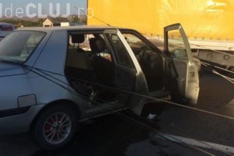 Accident cu patru victime la Nima. Un șofer a dărâmat un stâlp de electricitate cu Dacia VIDEO
