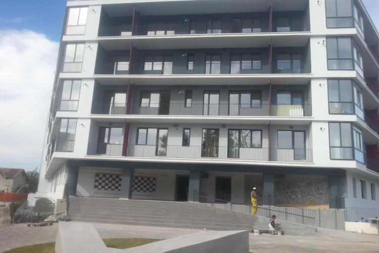 Un complex rezidențial "VERDE" a fost finalizat la Cluj. Are loc de joaca, fitness in aer liber și un iaz. Vezi care este blocul modern din Cluj