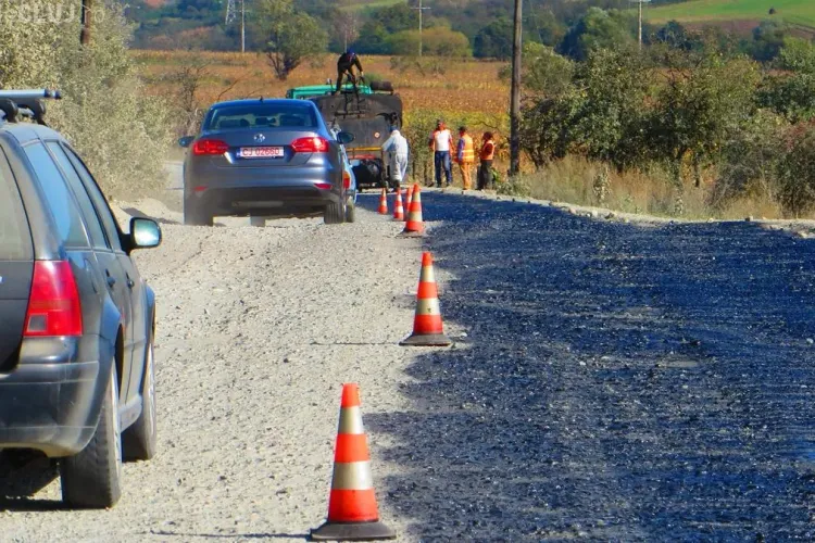 A început asfaltarea la Fizeșu Gherlii cu un an întârziere - FOTO