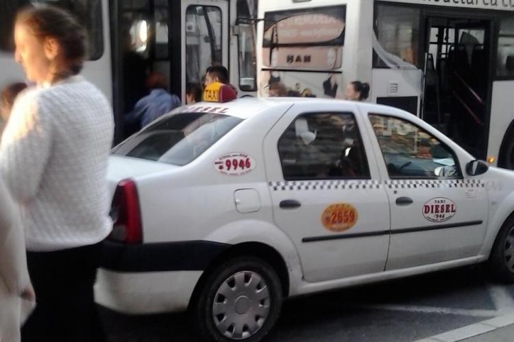 Cum propune un clujean să fie pedepsiți taximetriștii care parchează în stațiile de autobuz FOTO