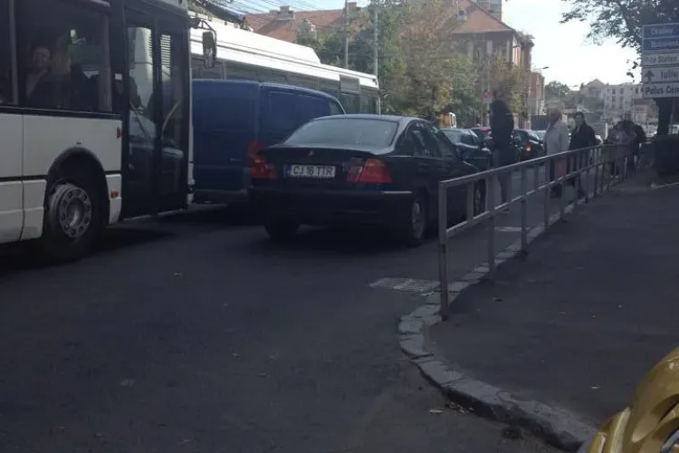 BMW -ist cu tupeu la Cluj. A blocat o bandă în centrul orașului - FOTO