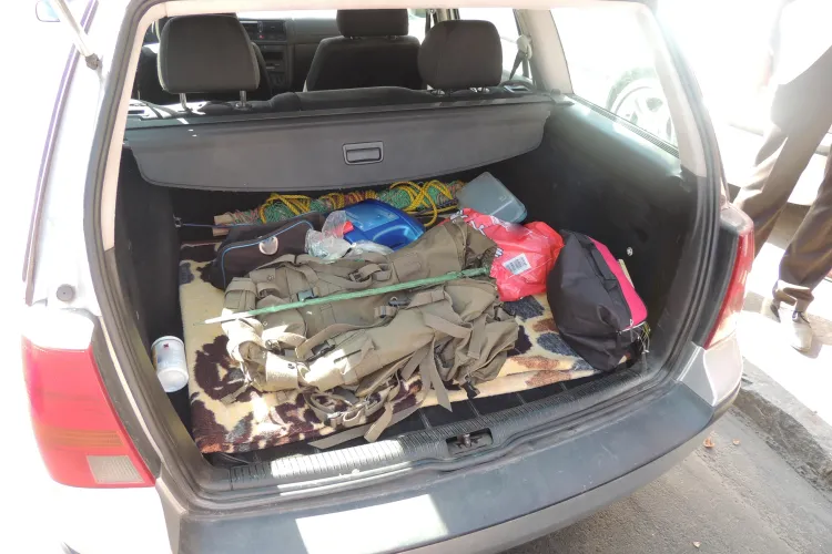 Bărbatul arestat în Piața Muzeului încerca să vândă o sabie antică. Trebuia să primească 20.000 euro pentru ea FOTO