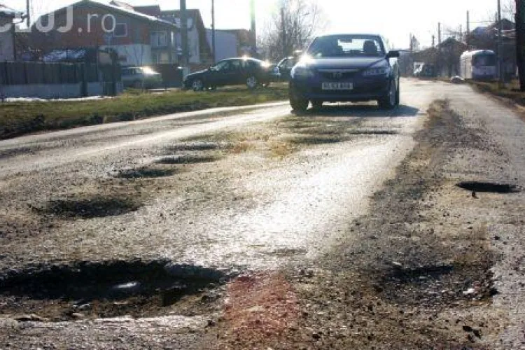 Două avocate din Cluj și-au RUPT mașinile în gropi și au luat despăgubiri de la Consiliului Județean