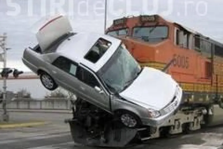 Circulația trenurilor, blocată la Jibou din cauza unui accident. Un șofer a intrat cu mașina în tren