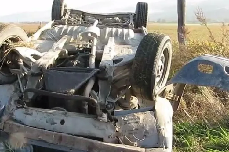 O rablă de Dacie s-a răsturnat la intrare în Gherla - VIDEO