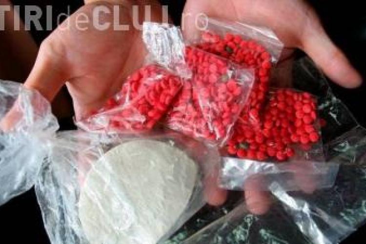 Percheziții la o rețea care aproviziona cu droguri cluburile din Cluj-Napoca și Turda
