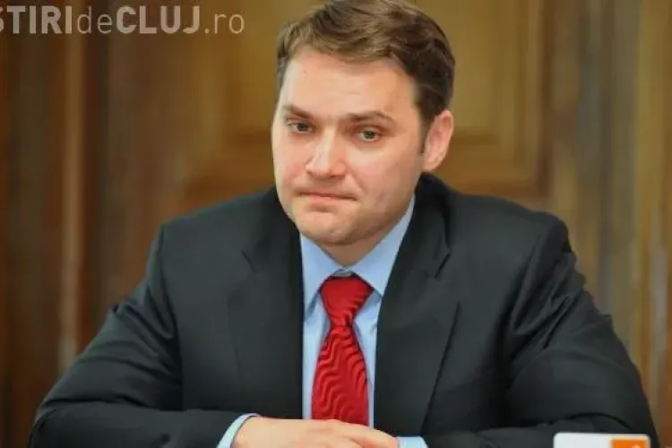 Şova l-a atacat pe Iohannis: E un gângav încet la minte, care nu poate vorbi fără prompter