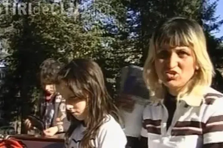 O clujeancă doarme cu cei doi copii pe o bancă din Parcul Central! UNDE s-a ajuns? Cum îi ajutăm?