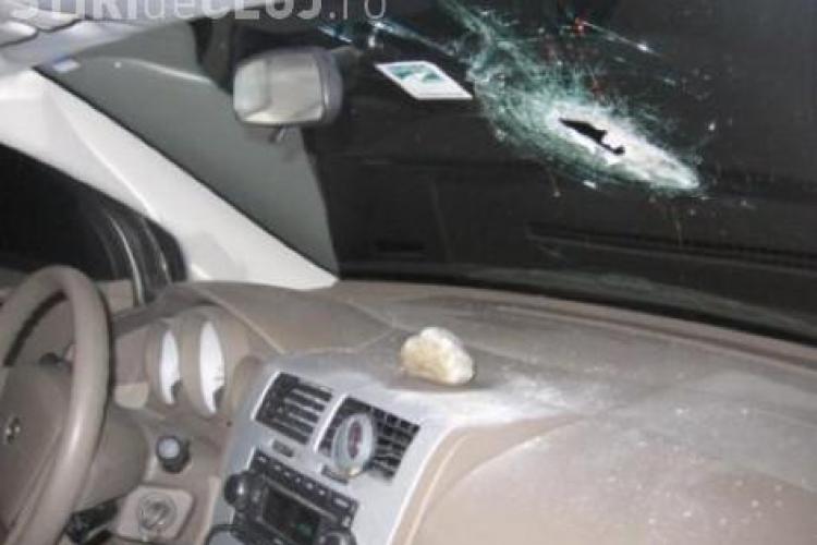 Scandal într-o localitate clujeană. Un șofer s-a trezt că o ”veche cunoștiință” îi aruncă pietre în geam