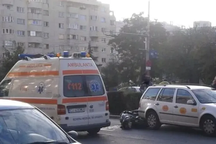 Accident lângă Lidl Mărăști! Un motociclist a intrat sub un taximetru FOTO