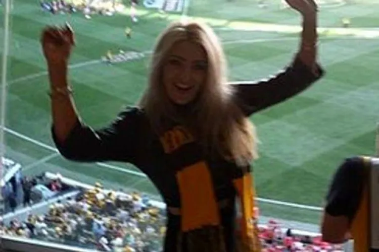 Un model a făcut striptease la finala campionatului de fotbal australian - VIDEO