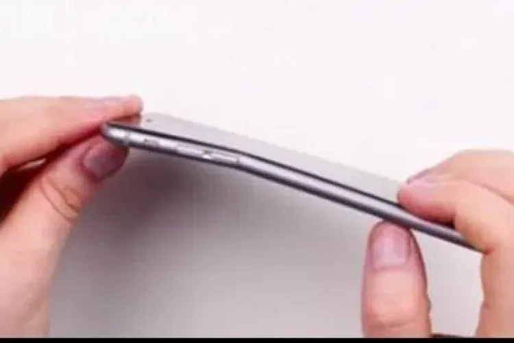 iPhone 6 se îndoaie în buzunar. Ce a pățit un utilizator - VIDEO
