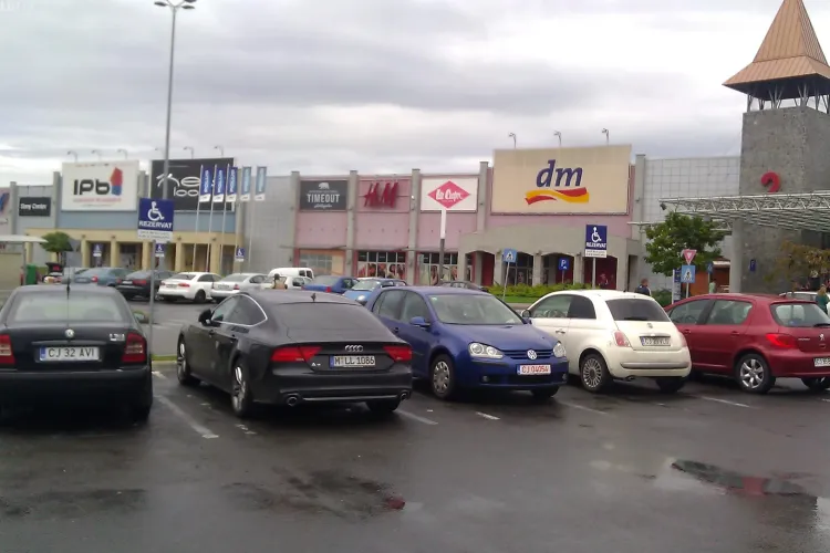 Niște handicapați în parcarea de la Polus - FOTO