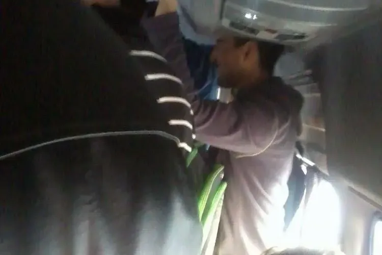 Oamenii se plâng că microbuzul M11, pe ruta Cluj-Napoca - Feleac, este arhiplin - FOTO