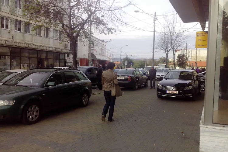 Un clujean a chemat poliția locală să ridice mașinile de la lansarea lui Iohannis - FOTO