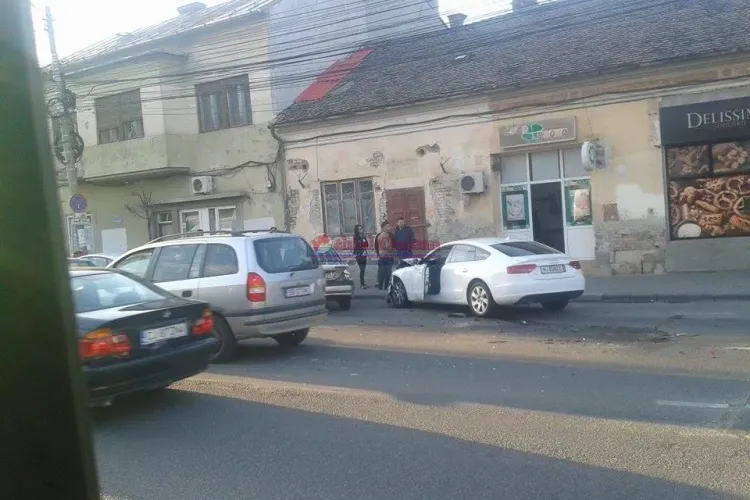 Accident cu patru mașini în centrul Clujului! Un Audi a lovit mașinile la stop - FOTO