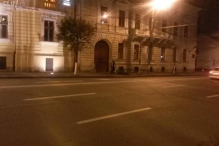 Tânăr bătut și târât pe jos în centrul Clujului. Când au venit mascații toți ”s-au făcut că plouă” FOTO