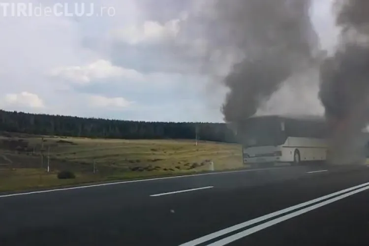 Un autocar a luat foc pe drumul Cluj - Turda - VIDEO