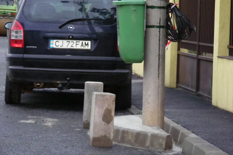 La Cluj ca la Caracal! Muncitorii de la Diferit au uitat stâlpii în drum - FOTO