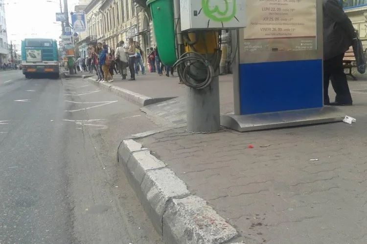 Incident în stația Memorandumului. O femeie a dat cu capul de bordură - FOTO