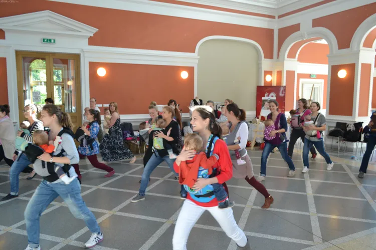 Mămicile din Cluj au dansat cu bebeluşii în sisteme de purtare - FOTO