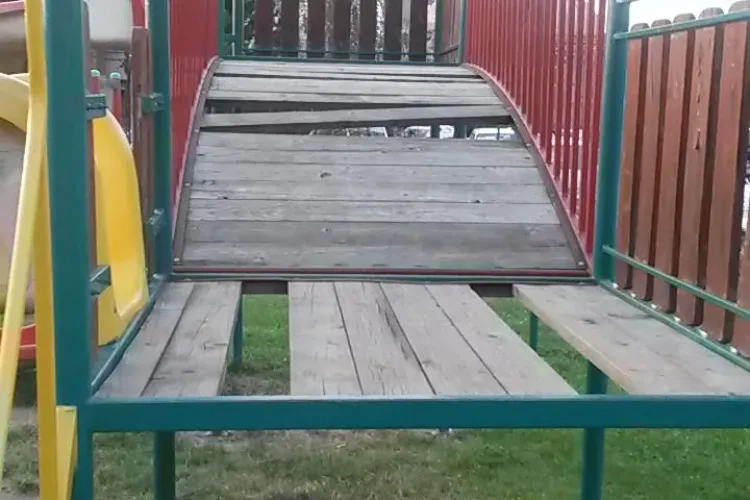 Loc de joacă din Zorilor, pericol pentru copii: Nu vine nimeni să-l repare până nu se rănește vreun copil FOTO
