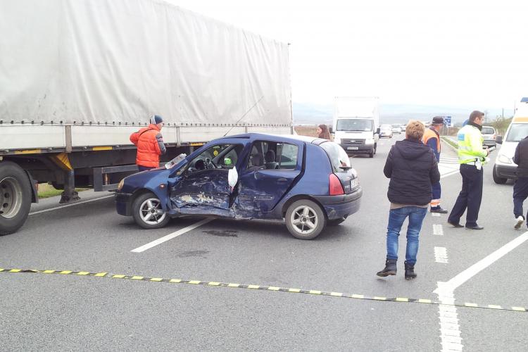 Accident pe centura Apahida! O mașină a fost ”împinsă” de pe drum - FOTO