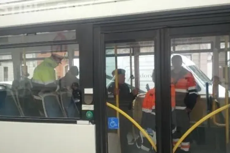 O bătrână de 70 de ani din Cluj a fost rănită în timp ce mergea cu autobuzul! Șoferul a încercat sa evite un accident