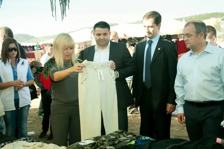 Udrea și-a cumpărat trening și năframă de la târgul din Negreni