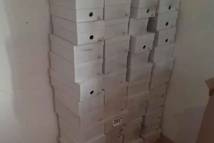 Haine și încălțăminte de peste 25.000 lei, confiscate în Florești 