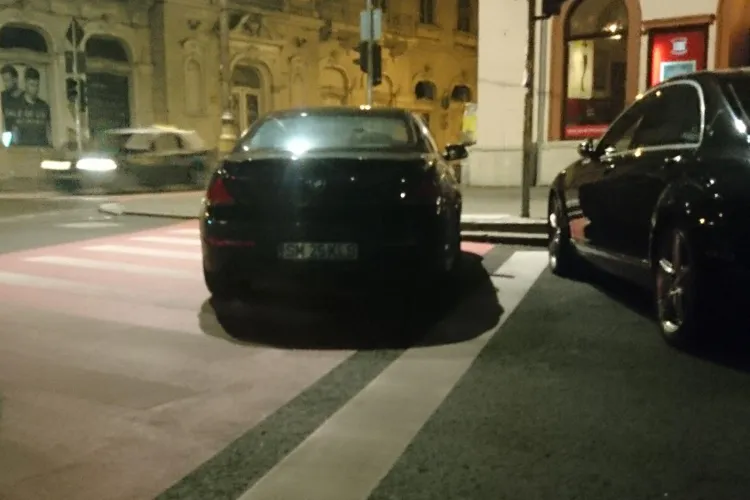 Parcare de cocalar în față la Vertigo. Un sătmărean și-a lăsat BMW-ul pe trecerea de pietoni FOTO