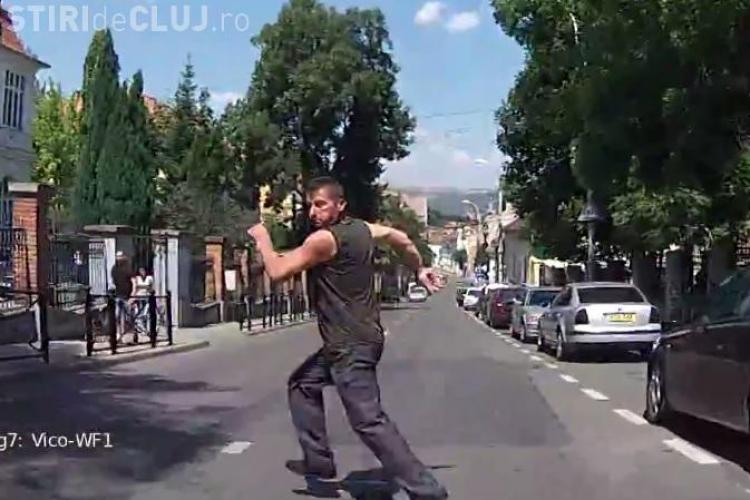 Pietonii clujeni sunt "sinucigași"! Vezi VIDEO șocant despre cum se traverseaza pe străzile din Cluj: ”Mi-a testat frânele mașinii” - VIDEO