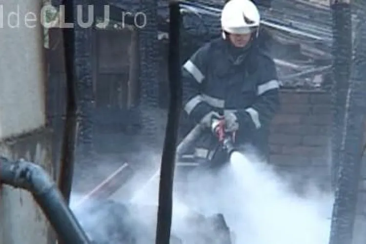 Incendiu la o gospodărie din Fizeșu Gherlii. Le-a explodat butelia VIDEO