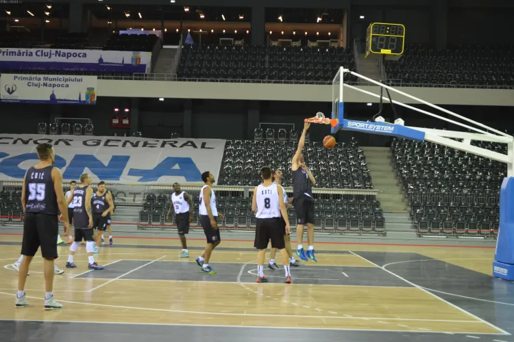 Baschetbaliștii au testat parchetul din Sala Polivalentă Cluj. Ce impresii au? - FOTO