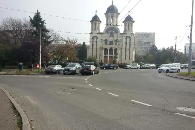 BIEȚII credincioși! Au parcat în intersecție la Interservisan, cât mai aproape de biserică: Care e problema voastră? - FOTO