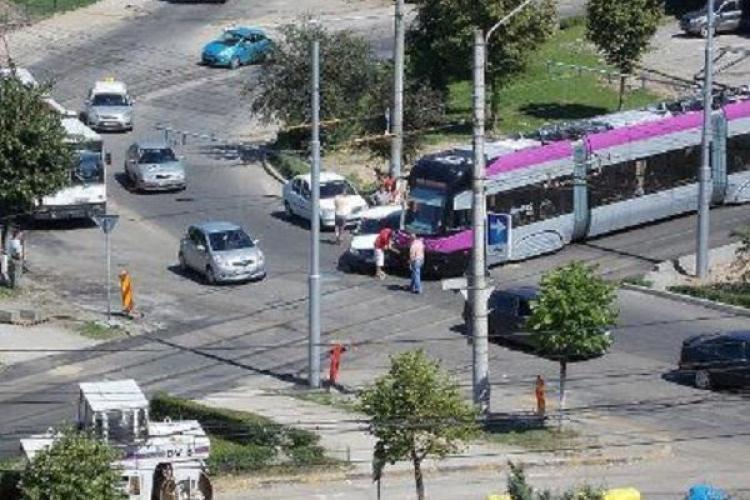 Accident rutier între un tramvai și un Audi la podul Calvaria