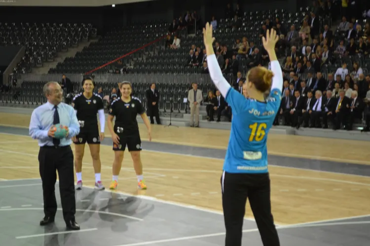 Emil Boc a jucat handbal în Sala Polivalentă - Imagini de COLECȚIE - FOTO