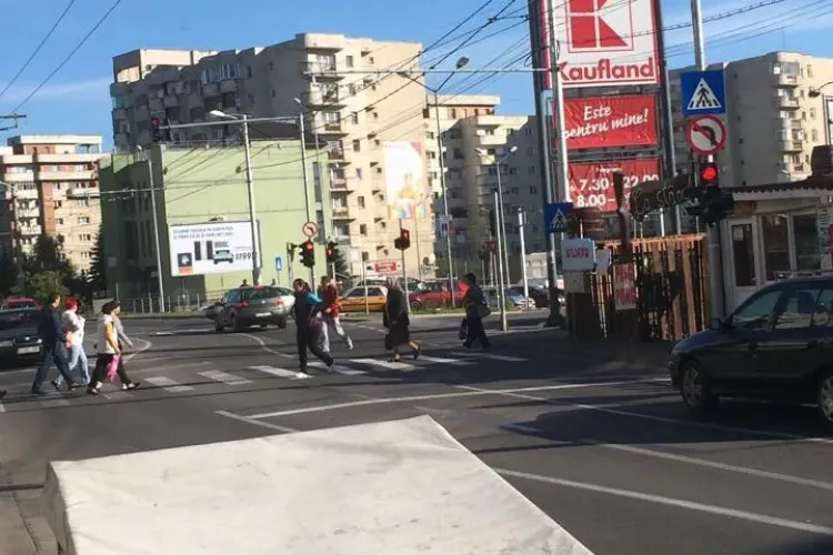 Semaforul de la Kaufland - Mănăștur a fost repornit și încurcă circulația