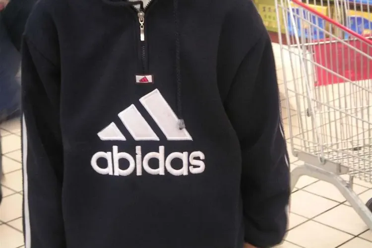 Razie la un magazin de haine din Cluj! Au confiscat articole vestimentare contrafăcute