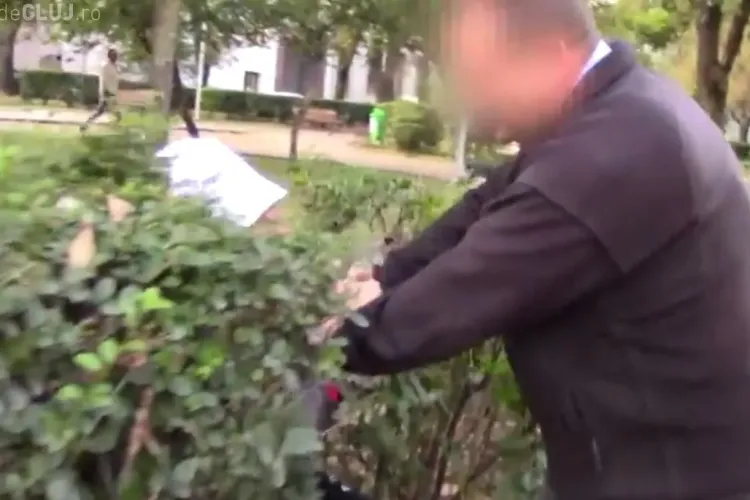 Un clujean a filmat o FARSĂ și a fost luat la BĂTAIE. Un șofer l-a aruncat în BOSCHEȚI - VIDEO