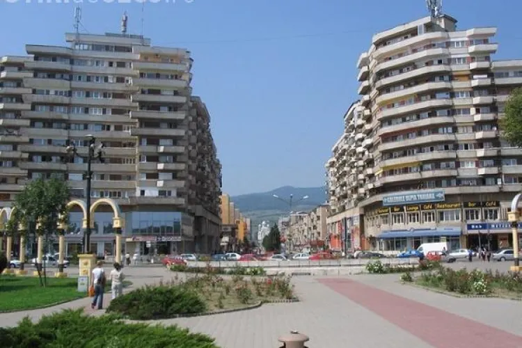 Cum a mutat Ceaușescu un bloc de 80 de apartamente, cu locatarii în el, la Alba FOTO
