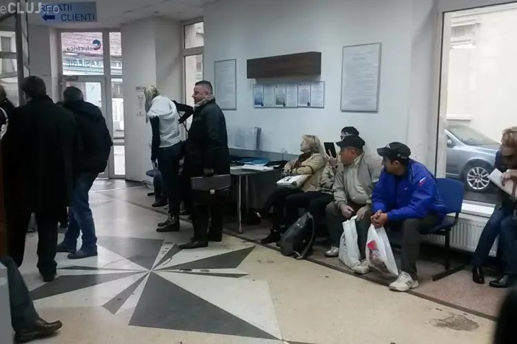 Angajații Electrica Cluj iși bat joc de clienții care stau la coadă. Își bagă în față cunoștințele, deși oamenii asteaptă la rând și câte o oră-VIDEO