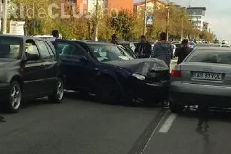 Accident pe Observatorului! Un șofer a lovit mai multe mașini - FOTO