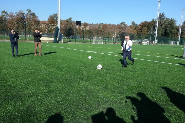 Emil Boc a jucat fotbal la inaugurarea Parcului Iuliu Hațieganu! Prefectul a ratat, iar primarul a înscris - FOTO