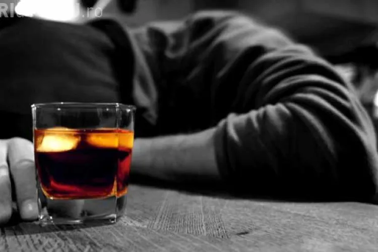 A murit cu paharul la gură. Un clujean s-a prăbușit la pământ într-un bar din Dej
