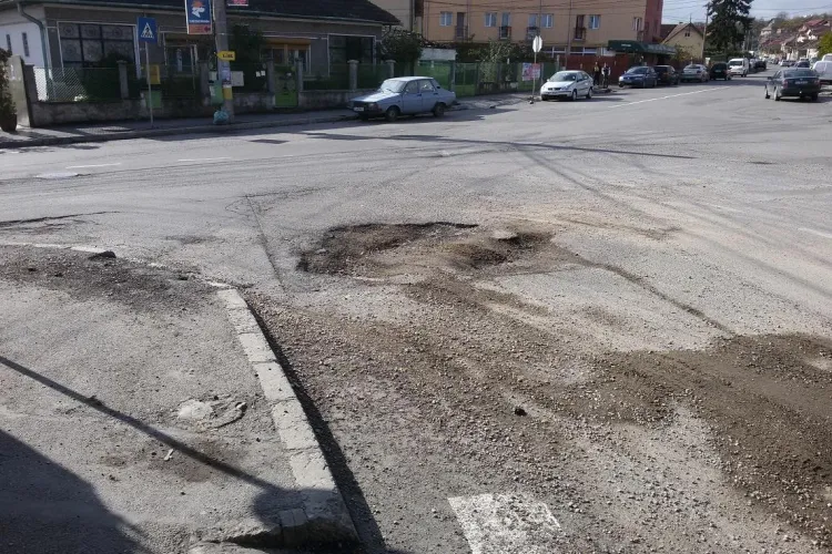 Crater la intersecția Giordano Bruno și strada Maramureșului - FOTO